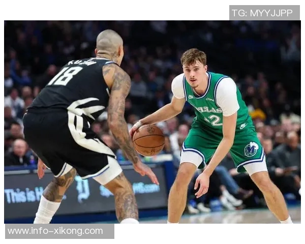 弗拉格因左脚踝扭伤缺席比赛现场观赛与库班同坐展现球队团结精神